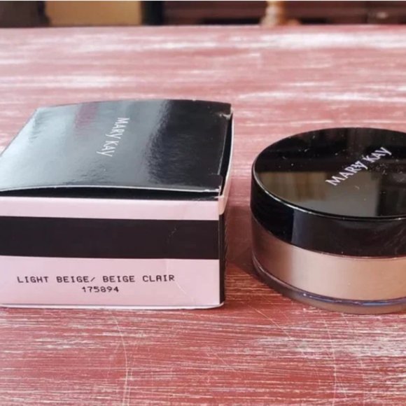 Mary kay Silky setting powder in Light Beige. - Picture 3 of 4